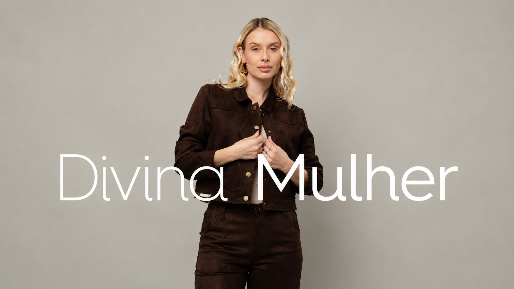Divina Mulher — jaqueta suede marrom em close editorial
